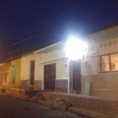 Casa Nica Leon Hostel Екстер'єр фото